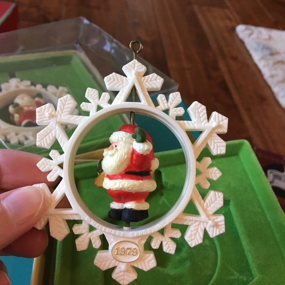 🎄 2 Hallmark 1979 “Santa’s Here” Ornaments - Picture 4 of 8